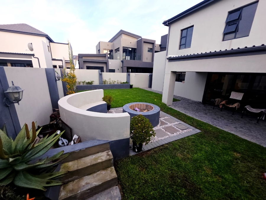 6 Bedroom Property for Sale in Sandown Western Cape